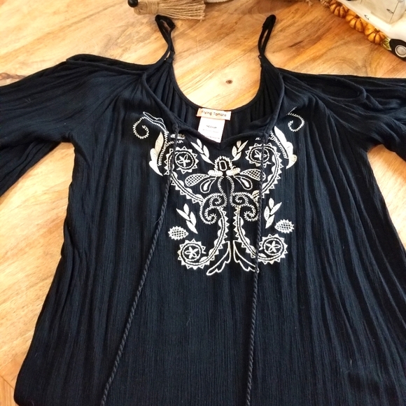 Flying Tomato Tops - Beautiful cold shoulder top- medium